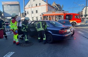 Feuerwehr Mülheim an der Ruhr: FW-MH: Drei Verkehrsunfälle fordern die Feuerwehr Mülheim