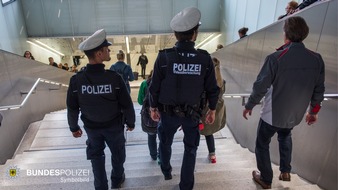 Bundespolizeidirektion München: Bundespolizeidirektion München: Betrunkene stürzen Treppe hinunter / 81-Jährige schwer verletzt