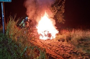 Freiwillige Feuerwehr Lage: FW Lage: Feuer 1 / PKW Brand innerorts - 02.09.2023 - 04:20 Uhr