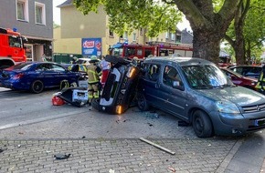 Feuerwehr Essen: FW-E: Fluchtfahrzeug prallt in unbeteiligten PKW - eine Person wird im Fahrzeug eingeklemmt und verletzt