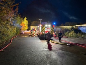 FW-Stormarn: FEU2 in Reinfeld. Brannte 30m Yacht.