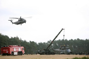 Deutsche Marine - Bilder der Woche: Ungewöhnliche Rettung für einen SAR-Hubschrauber - &quot;Sea King&quot; per Lufttransport zurück nach Kiel