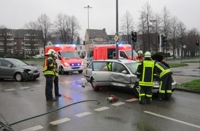 Feuerwehr Gelsenkirchen: FW-GE: Verkehrsunfall in Gelsenkirchen Buer mit drei verletzten Personen -