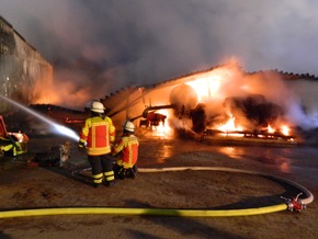FW-RD: Update zu: Reesdorf (Kreis Rendsburg-Eckernförde): Maschinenhalle brennt in voller Ausdehnung