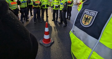 Bundespolizeidirektion München: Bundespolizeidirektion München: Mutter rettet 29-Jährigen vor Haftstrafe Bundespolizei Waidhaus vollstreckt Haftbefehl