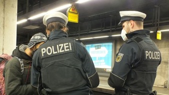 Bundespolizeidirektion München: Bundespolizeidirektion München: Security-Mitarbeiter und Fahrscheinkontrolleurin verletzt / Festnahme wegen Vollstreckungshaftbefehl