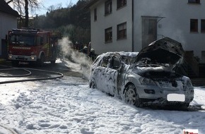 Feuerwehr Kirchhundem : FW-OE: PKW völlig ausgebrannt, Übergreifen konnte verhindert werden