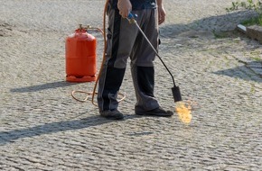 Deutscher Verband Flüssiggas e.V.: Unkraut in Schach halten - ganz ohne chemische Mittel / Gasbrenner sind eine einfache und sichere Alternative zu Unkrautvernichtungsmitteln