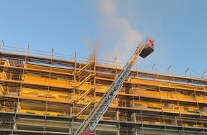 Feuerwehr Dresden: FW Dresden: Wohnungsbrand in Mehrfamilienhaus - einige Wohnungen nicht mehr bewohnbar