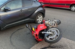 Polizei Aachen: POL-AC: Verkehrsunfall in W&uuml;rselen - Motorrad f&auml;hrt auf Auto auf