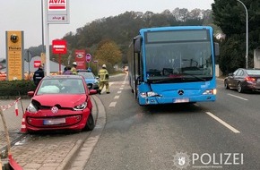 Polizeipräsidium Westpfalz: POL-PPWP: Pkw prallt gegen Schulbus