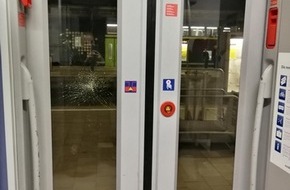 Bundespolizeiinspektion Flensburg: BPOL-FL: Afghane schlägt mit Bräter gegen Zugtür - Anzeige