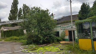 Feuerwehr Recklinghausen: FW-RE: Wiederholter Brand auf dem Gelände der ehemaligen Trabrennbahn - Feuer in zwei getrennten Stallungen - ein verletzter Feuerwehrangehöriger