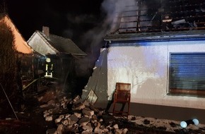 Feuerwehr Recklinghausen: FW-RE: Kleingebäude in Vollbrand - Gebäude teilweise eingestürzt - Ereignisreicher Sonntagabend