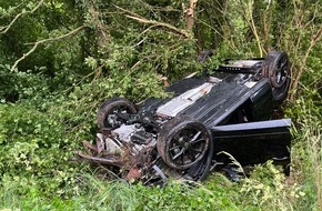 Polizeipräsidium Südosthessen: POL-OF: Auto prallte nach kurzer "Flugphase" gegen Baum: 31-Jähriger leicht verletzt