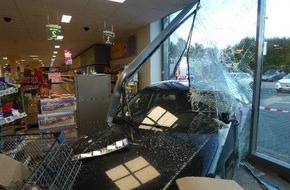 Polizeiinspektion Cuxhaven: POL-CUX: Seniorin verwechselt Gas und Bremse und fährt mit ihrem PKW in einen Einkaufsmarkt in Altenwalde - eine Person leicht verletzt (Foto im Anhang)