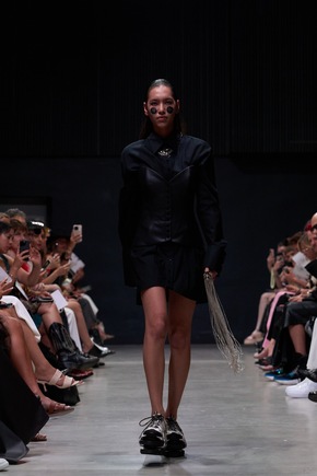 Die Schönheit der Brüche: Rebekka Ruétz x SKECHERS - Kintsugi-Kollektion auf der Berlin Fashion Week