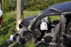 FW-KLE: Verkehrsunfall/ 29jährige Bedburg-Hauerin wird in ihrem Fahrzeug einklemmt.