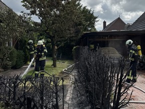 FW-AUR: Gebüschfeuer greift auf Unterstand über