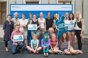 co2online gGmbH: Schule aus Nordrhein-Westfalen gewinnt bundesweiten Energiesparmeister-Wettbewerb / Bundesumweltministerin Barbara Hendricks als Schirmherrin / Sieger auf der Jugendmesse YOU in Berlin ausgezeichnet