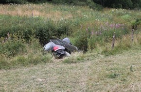 Kreispolizeibehörde Siegen-Wittgenstein: POL-SI: Auto landet in Teich: Schwerverletzter mit Hubschrauber weggeflogen