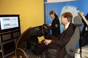 Polizeiinspektion Cuxhaven: POL-CUX: Prävention in der gesamten Polizeiinspektion Cuxhaven / Wesermarsch künftig mit Fahrsimulator - Zwei Landkreise unterstützen gemeinsam polizeiliche Verkehrssicherheitsarbeit