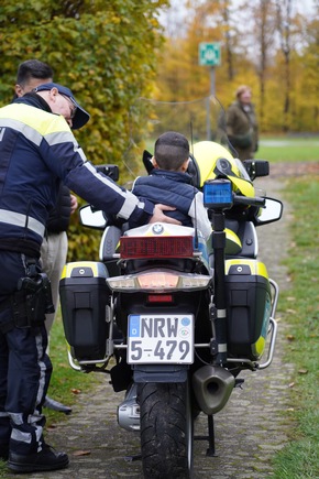 BPOL NRW: Bundesweiter Vorlesetag im Krankenhaus - Kölner Blaulicht-Behörden bringen Kinderaugen zum Leuchten