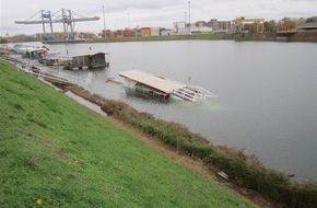 Polizeipräsidium Einsatz, Logistik und Technik: PP-ELT: Gesunkenes Hausboot im Hafenbecken Süd, Hafen Germersheim