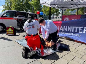 HZA-BS: Besucheransturm beim Blaulichttag auf dem Schlossplatz