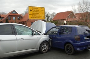 Polizeiinspektion Nienburg / Schaumburg: POL-STH: 3 Leichtverletzte bei Verkehrsunfall am Blitzkasten L 445