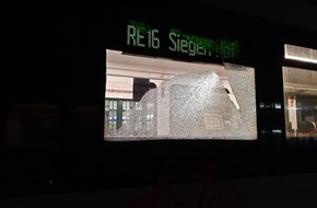 Bundespolizeidirektion Sankt Augustin: BPOL NRW: Unbekannte bewerfen abfahrenden RE 16 in Hagen - Bundespolizei sucht nach Zeugen