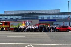 Feuerwehr Ratingen: FW Ratingen: Packendes Benefiz-Eishockeyspiel zugunsten der verletzten Einsatzkräfte