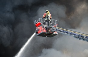 Kreisfeuerwehrverband Rendsburg-Eckernförde: FW-RD: Feuer in Lagerhalle löst Großeinsatz aus - 150 Feuerwehrkräfte im Einsatz