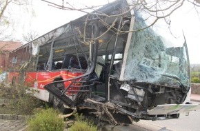 Polizeiinspektion Harburg: POL-WL: Spektakulärer Busunfall mit hohem Sachschaden, Unfallursache bislang unklar