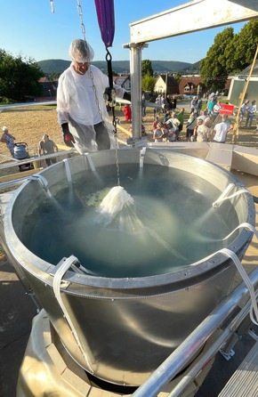 RID-Weltrekord in Franken erfolgreich – Wombach produziert weltweit »größten Kartoffelkloß« mit 464,8 kg Gewicht
