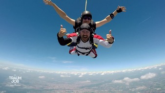 ProSieben: Karrieresprung mit Nervenkitzel! Jochen Schweizer überrascht elf Bewerber mit einem Sprung aus dem Helikopter - in der ersten Folge von "Der Traumjob - bei Jochen Schweizer", ab 9. Juli auf ProSieben