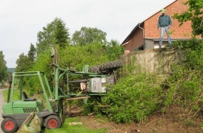 Polizeiinspektion Hameln-Pyrmont/Holzminden: POL-HOL: Auf landwirtschaftlichem Anwesen in Kreipke: Traktor "abgestürzt"  - Fahrer mit Verletzungen ins Krankenhaus -