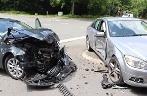 Kreispolizeibehörde Herford: POL-HF: Verkehrsunfall im Kreuzungsbereich - 54-Jähriger leicht verletzt