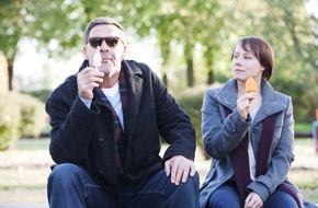 ZDF: Schneller, schärfer, prominenter - preisgekrönte ZDF-Sitcom "Lerchenberg" geht weiter / Preview in der ZDF-Mediathek (FOTO)