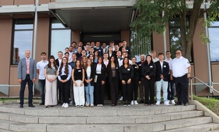 Hauptzollamt Lörrach: HZA-LÖ: Ausbildung- und Studienbeginn beim Hauptzollamt Lörrach Karriere beim ZOLL gestartet!
