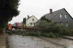 Polizeiinspektion Hameln-Pyrmont/Holzminden: POL-HOL: Frühjahrssturm in Stadt und LK Holzminden: Äste abgebrochen, Bäume gefällt , Sperrmüll und "Gelbe Säcke" auf Straßen, Dachziegel heruntergefallen, Türen umgeklappt, Baustellenteile ...