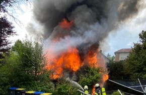 Feuerwehr Detmold: FW-DT: Holzschuppen brennt im Ortsteil Hiddesen nieder