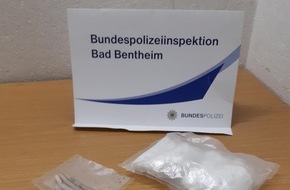 Bundespolizeiinspektion Bad Bentheim: BPOL-BadBentheim: Stark ausgebeulte Hose überführt Drogenschmuggler / Kokain im Wert von rund 14.000 Euro beschlagnahmt