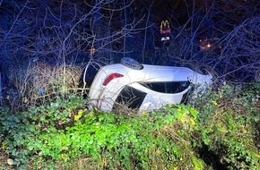Polizei Bochum: POL-BO: Pkw landet nach Unfall in Böschung: Fünf Personen leicht verletzt