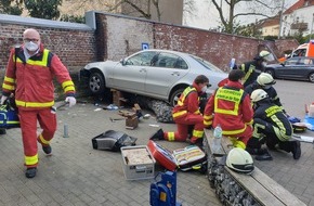 Feuerwehr Mülheim an der Ruhr: FW-MH: Schwerer Verkehrsunfall mit vier zum Teil Schwerverletzten auf Parkplatz