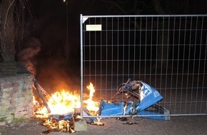 Polizeipräsidium Hamm: POL-HAM: unbekannte setzen mobiles WC in Brand im OLG-Park