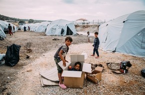 UNO-Flüchtlingshilfe e.V.: UNO-Flüchtlingshilfe: Fotoausstellung - Flüchtlingskinder auf Lesbos „Manchmal male ich ein Haus für uns“