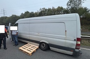 Verkehrsdirektion Koblenz: POL-VDKO: Massiv &uuml;berladener Kleintransporter verliert Reifen - BAB48 ist 4,5 Stunden gesperrt!