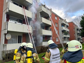 FW Osterholz-Scharm.: Kellerbrand - Feuerwehr rettet 14 Personen
