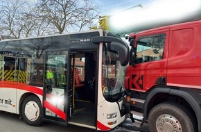 Freiwillige Feuerwehr Borgentreich: FW Borgentreich: Unfall mit einem Schulbus. 12 Fahrgäste sind betroffen!